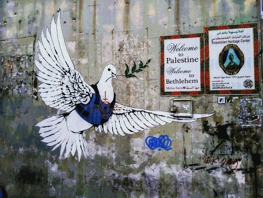Opera di Banksy sul muro che divide Gerusalemme da Betlemme